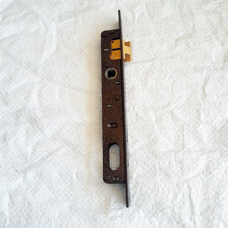 قفل در آهنی